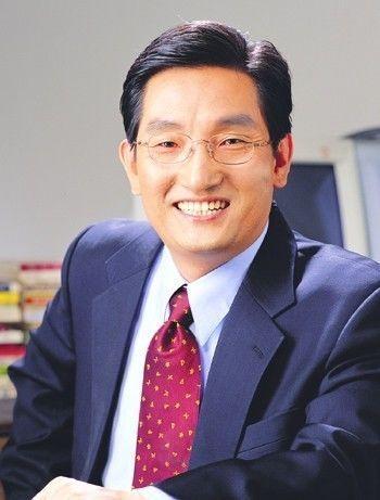 后来,卢英敏又参加了席卷韩国的劳工运动,为此放弃了大学就读的经营学专业,改学电工。