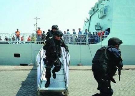 武装警戒人员持枪冲上码头