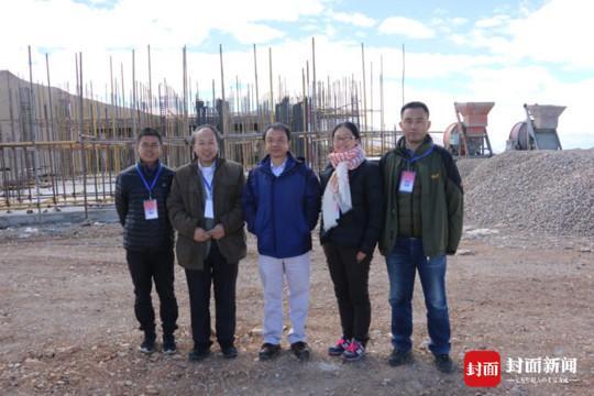 李虹(右二)来源:封面新闻