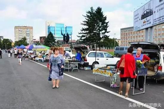 这个小市场的摊贩,大多是开着私家车来出售一些日常用品,包括食品和小工艺品。