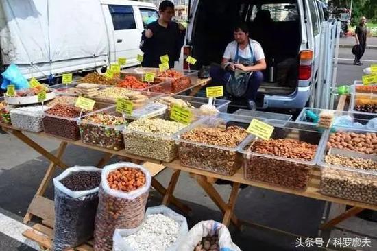 俄罗斯远东地区也是传统的干果产地,尤其以松子、榛子著名,这里的干果品种比蔬菜和水果种类要多得多,很多是国内不常见的干果。