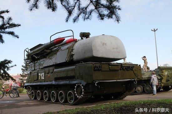 乌苏里斯克胜利纪念日阅兵式上的9K37山毛榉地空导弹。