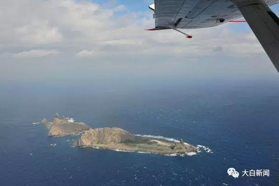 中国海监B-3837飞机上拍摄的钓鱼岛及其附属岛屿(资料图)