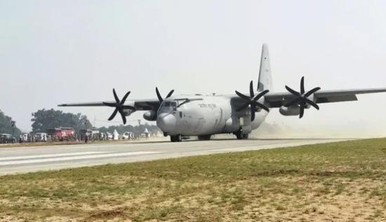 印度空军的C-130J首次降落在高速公路战备道上。