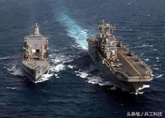 图注:美国海军补给舰正在为两栖攻击舰进行横向补给作业