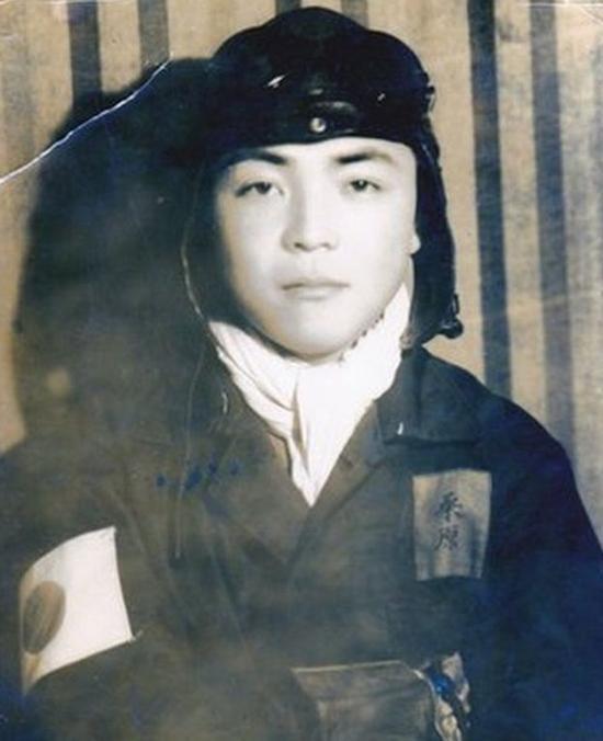 桑原敬一当时只有17岁,他记得自己在知道将要加入“神风”任务时“脸都青了” 图:BBC
