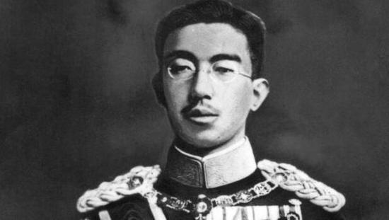 二战期间,天皇裕仁曾被奉若神明 图:BBC