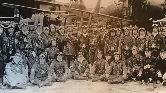 二战时期,山田斂与战友们的合影,照片中大多数人都在“神风突击队”的自杀式任务中丧生 图:BBC