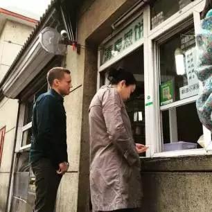 该记者在排队买煎饼