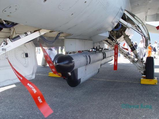 F16设计过分精巧,内部空间狭小,出击时经常要外挂200多公斤的电子吊舱,而歼10内置,节省了阻力