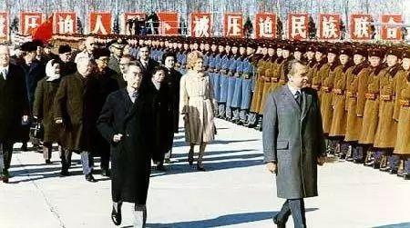 周总理何等的器宇轩昂,机场满是反美口号,尼克松也只能陪着笑脸