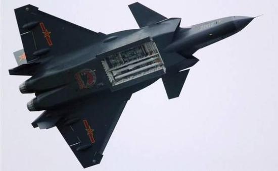 图片:歼-20弹仓中的超远程空空导弹就是为这种机动性慢的预警机准备的!