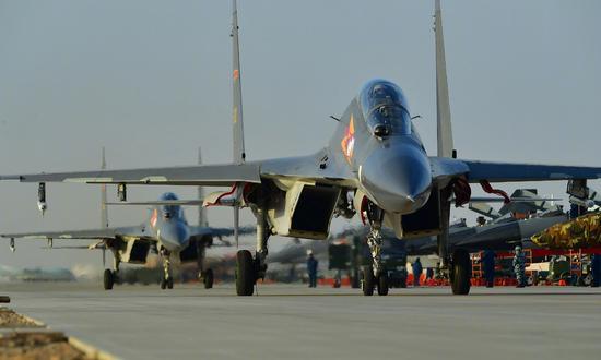 “金头盔-2017”竞赛中的南部战区空军“霹雳中队”苏-30MKK战机。