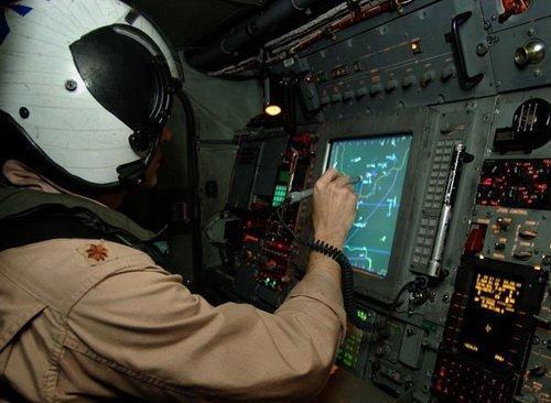 图片:日本预警机雷达操作员。