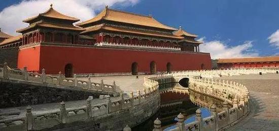 就拿新加坡来说,中国国内对新加坡有诸多政策优惠,以及文化上的认同。