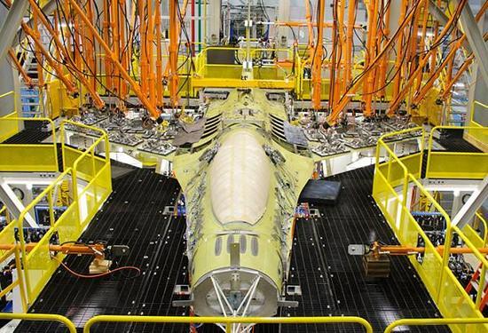 美国空军对F-16进行SLEP升级,可以使用到2030年,但是费用也非常高