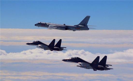 图注:苏-30MKK战机护送轰-6K轰炸机出岛链赴南海、西太平洋。