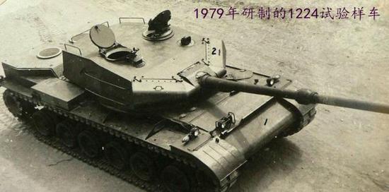 图为70年代引进西方技术(英法德变速箱和动力包)基础上建造的“三液”坦克。