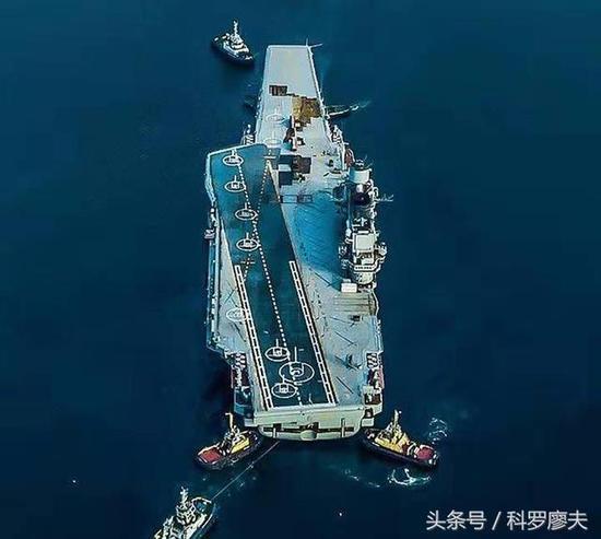 图片:今年早期航拍的库兹涅佐夫号进船坞改装前的图片。
