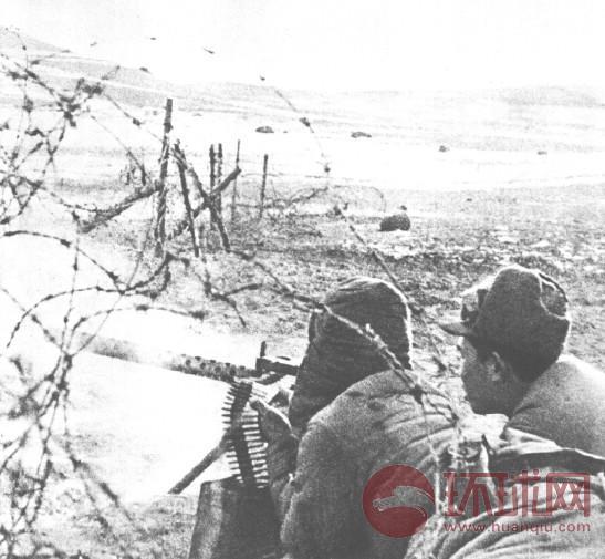 志愿军某部正在向长津湖一处机场发动进攻