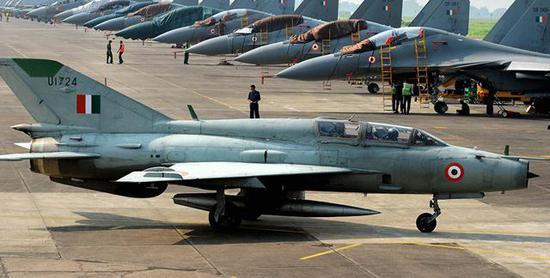 图为印度空军的米格-21战斗教练机(近)和苏-30MKI战斗机群(远)。