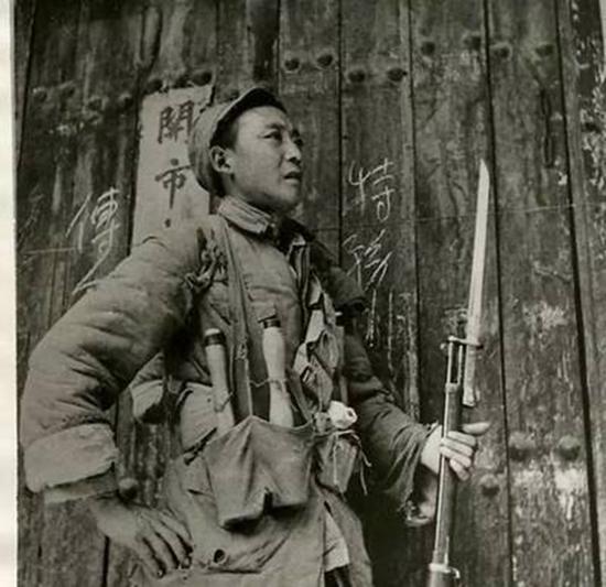 图片:一名无名战士,他的腰上就携带了多枚长柄手榴弹。