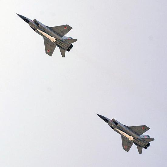图注:压轴登场的米格-31BM截击机,各挂载一枚Kh-47M2“匕首”空射弹道导弹