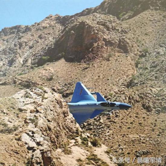 歼10超低空飞跃山谷