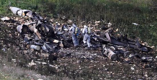 图为被击中后坠毁在以方一侧的以色列空军F-16I。