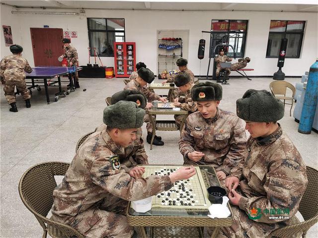 驻守在海拔4900多米的塔克逊边防连官兵,休息时间在宽敞明亮的阳光温棚内开展文化娱乐活动。