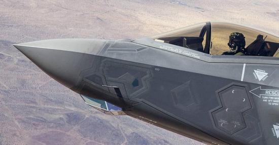 F-35机头下方的是EOTS,前后各个方向都是透明的