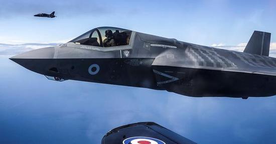 图为皇家空军纪念仪式上的英国F-35战斗机。