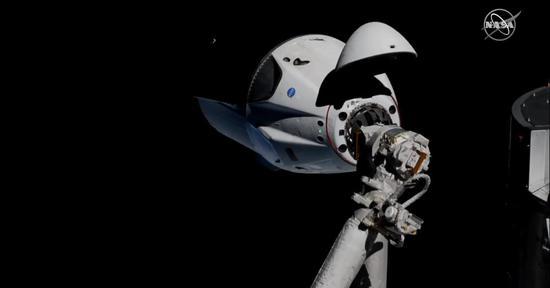 “飞龙2号”与国际空间站对接,图均来自SpaceX推特
