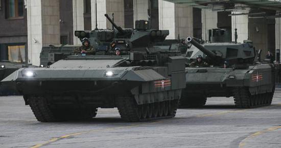 图为T-14(后)主战坦克和T-15(前)重型步兵战车,二者同属“阿玛塔”车族。