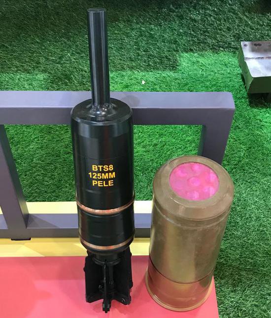 图为珠海航展上展出的BTS8型125毫米PELE(横向效应)弹。