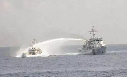 中国海警船水炮驱逐外国舰船