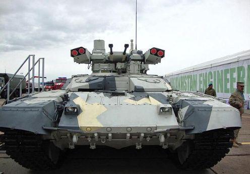 (BMPT-72“终结者2”坦克支援战车参加阅兵式)