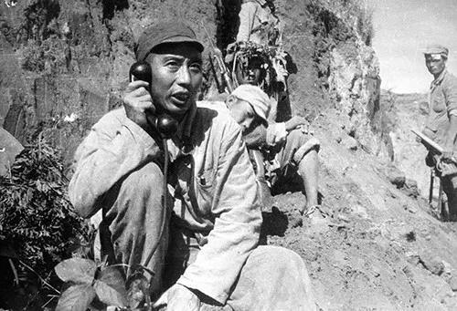 1947年,王震在定边前线指挥战斗。图|新华社