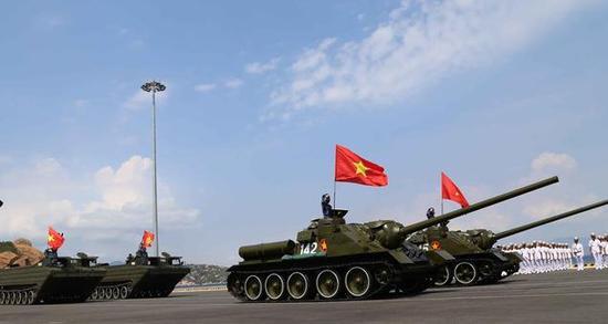 图为越南海军陆战队的SU-100自行反坦克炮。