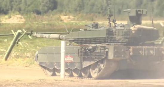 T-90M坦克进行射击演示