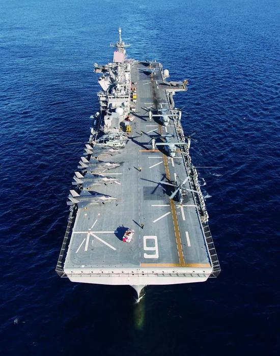 搭载F-35B 的“美国”号两栖攻击舰