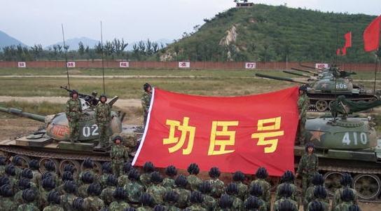 图为08年左右出现在公开新闻报道中的“功臣号”。注意炮管上的抽烟器。