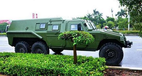 图为6轮型二代“长轴猛士”。不细看和BTR-152还是有点难以分辨的。