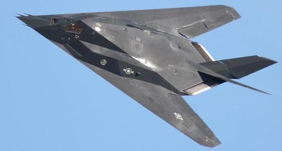 (F-117这种隐身平台的出现给传统的雷达系统带来了巨大的威胁)