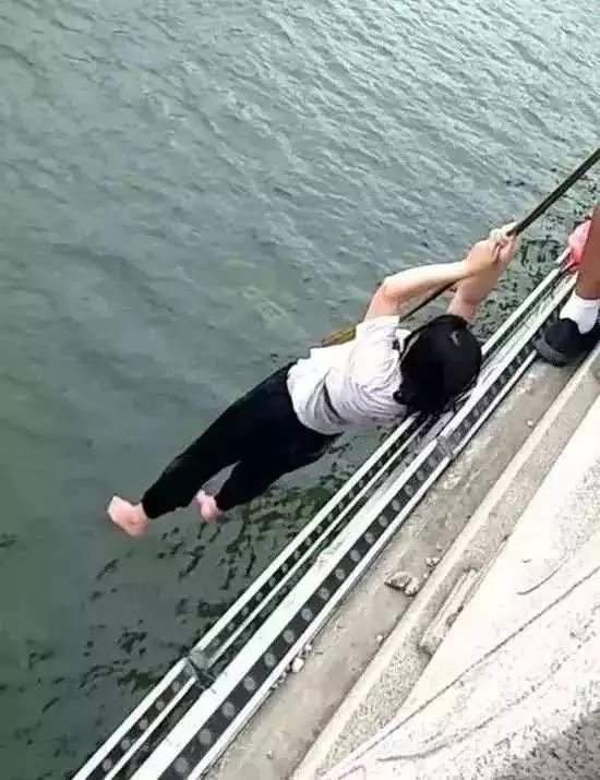 随后警察和医护人员赶到现场,他带上爱人默默地离开了。