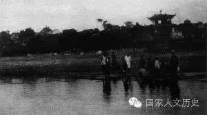 1938年汉中至成都,途经宝轮院,雨后小溪无法通过,临时搭建浮桥的情形
