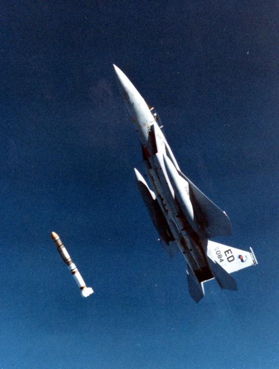 (F-15战斗机正在发射反卫星的ASM-135导弹)