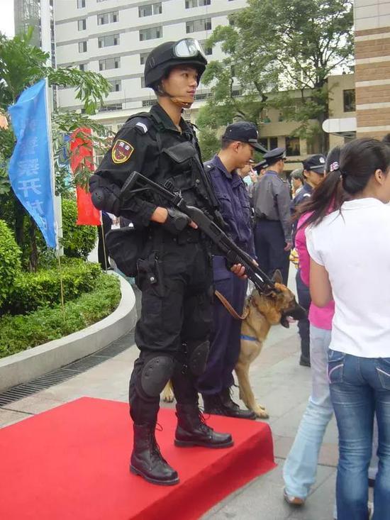 ▲特警手持97式霰弹枪