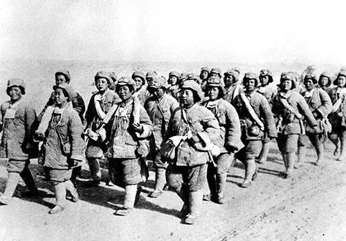 1949年第一野战军进军新疆时,行进在戈壁滩上的女战士。图|新华社