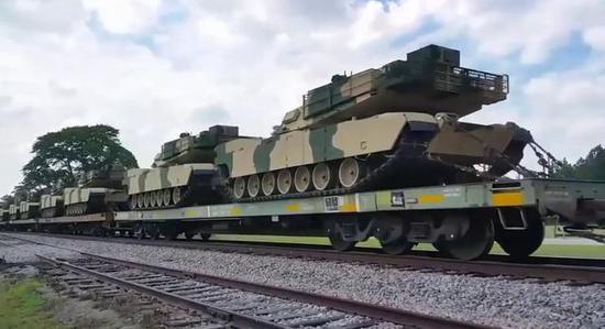图为装车排队将送往摩洛哥的M1A1SA主战坦克。